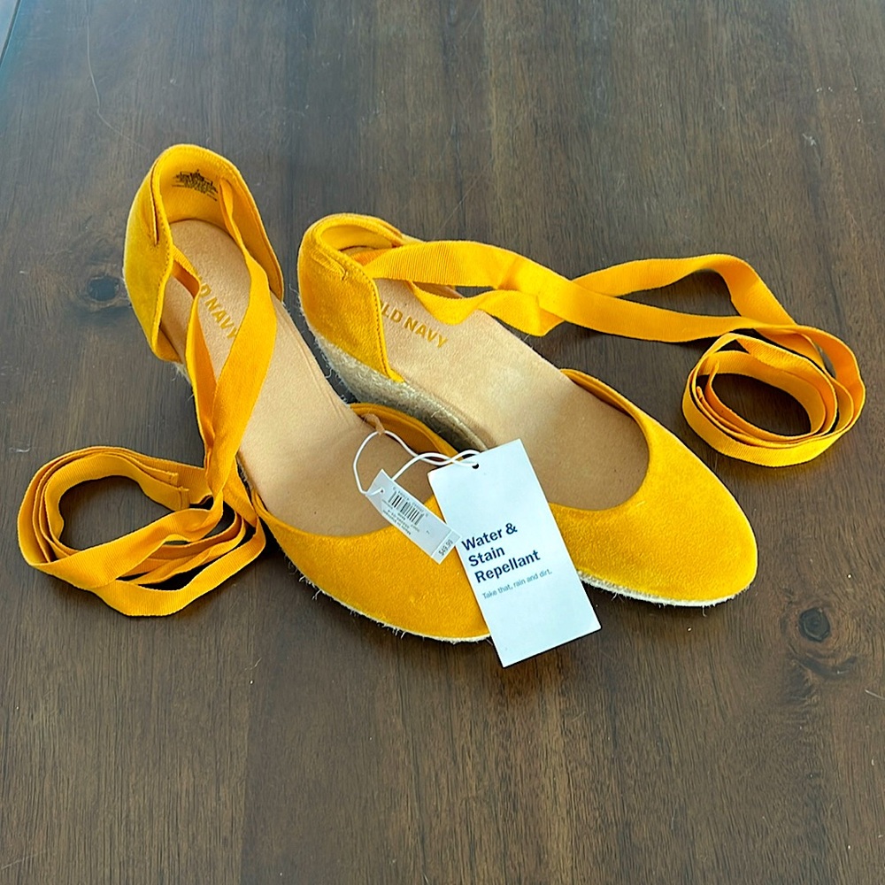 Old Navy Harvest/Mustard Yellow rope wrapped Wedge Sandal Size 7